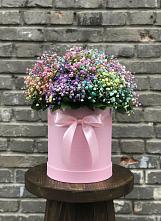 Композиция Яркие эмоции в Новороссийске Цветочная композиция из Гипсофила и Розы в шляпной коробке в Новороссийске