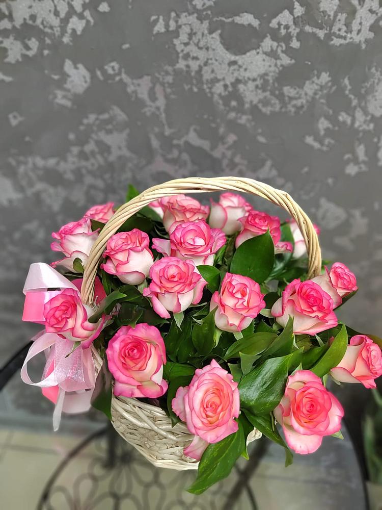 Композиция французская провинция в Новороссийске Цветочная композиция из Розы в корзине в Новороссийске