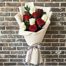 Букет красно-белые розы в Новороссийске Букет цветов из:  Розы в Новороссийске