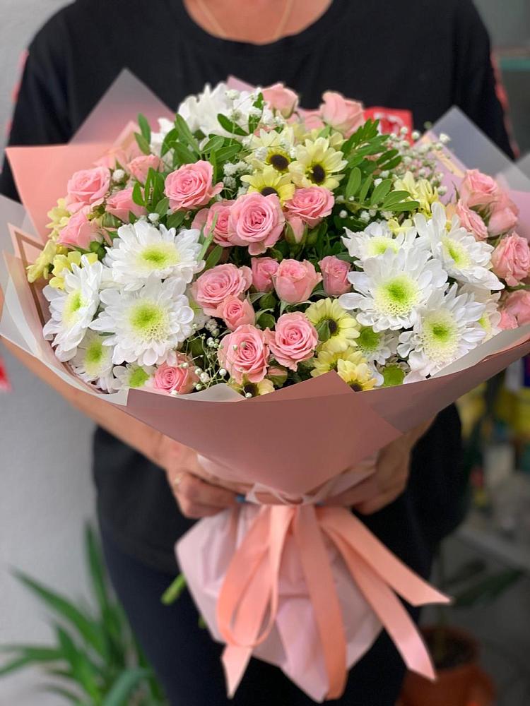 Букет юношеские грезы в Новороссийске Букет цветов из: Розы и Хризантемы в Новороссийске