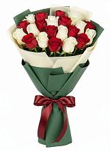 Букет Микс из красных и белых роз в Новороссийске