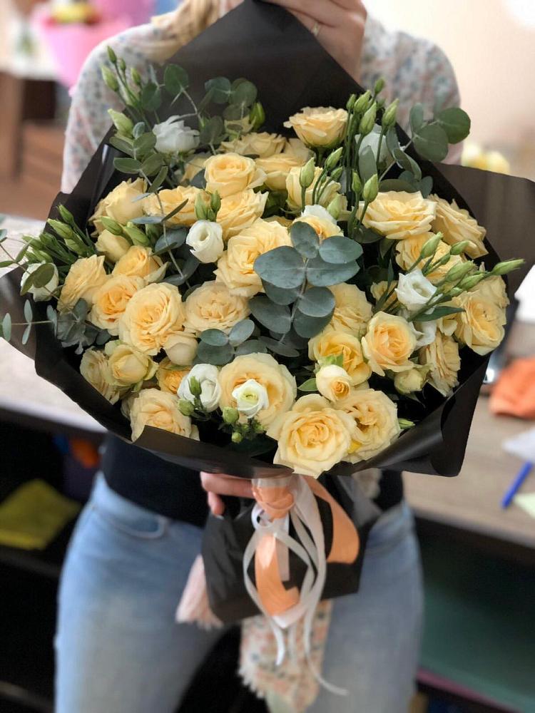 Букет птица счастья в Новороссийске Букет цветов из: Розы и Лизиантусы в Новороссийске