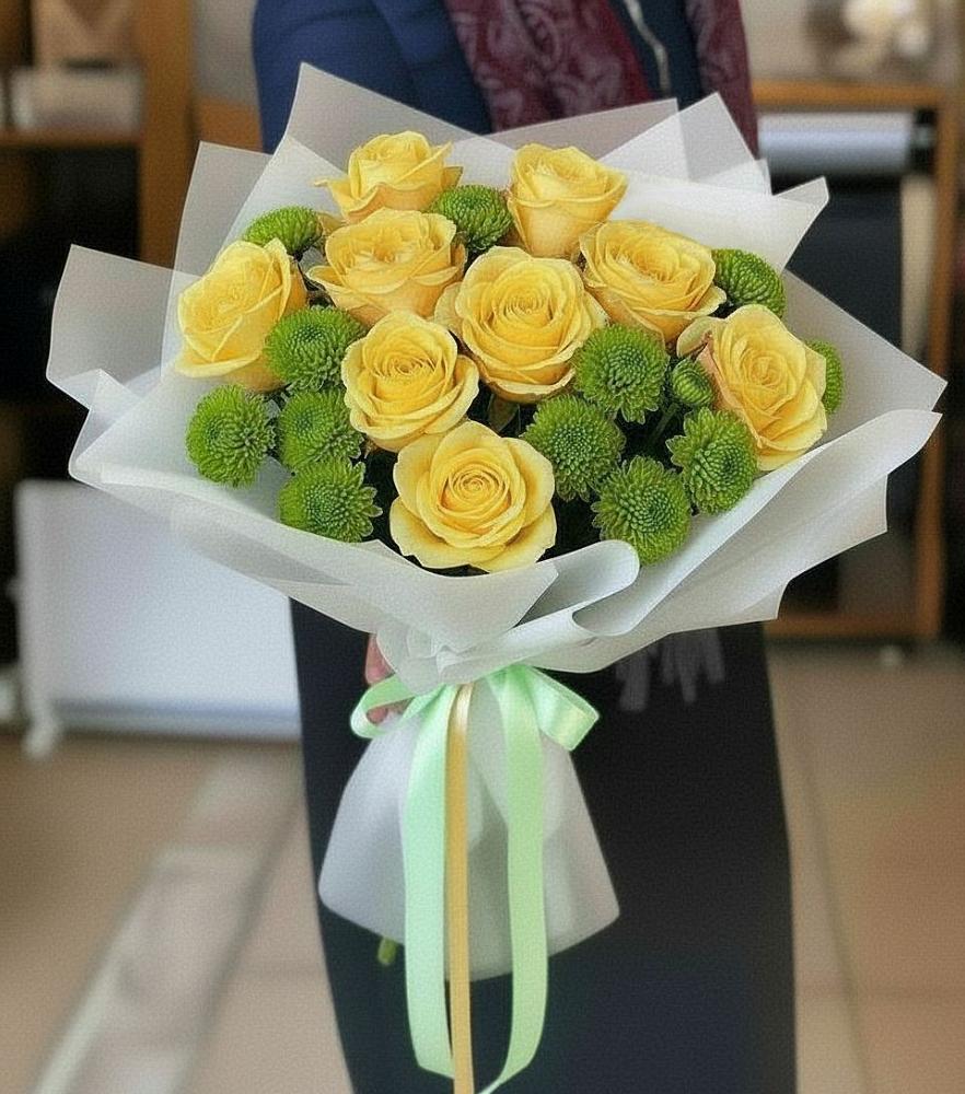 Букет сочно-зеленый в Новороссийске Букет цветов из: Хризантемы и Розы в Новороссийске