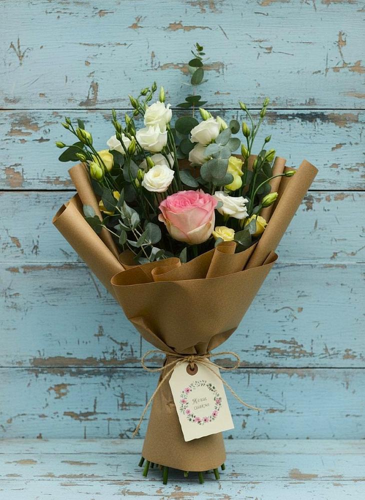 Букет нежный привет в Новороссийске Букет цветов из: Розы и Лизиантусы в Новороссийске