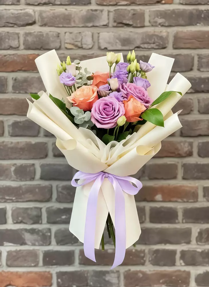 Букет цветочные ноты в Новороссийске Букет цветов из: Лизиантусы и Розы в Новороссийске