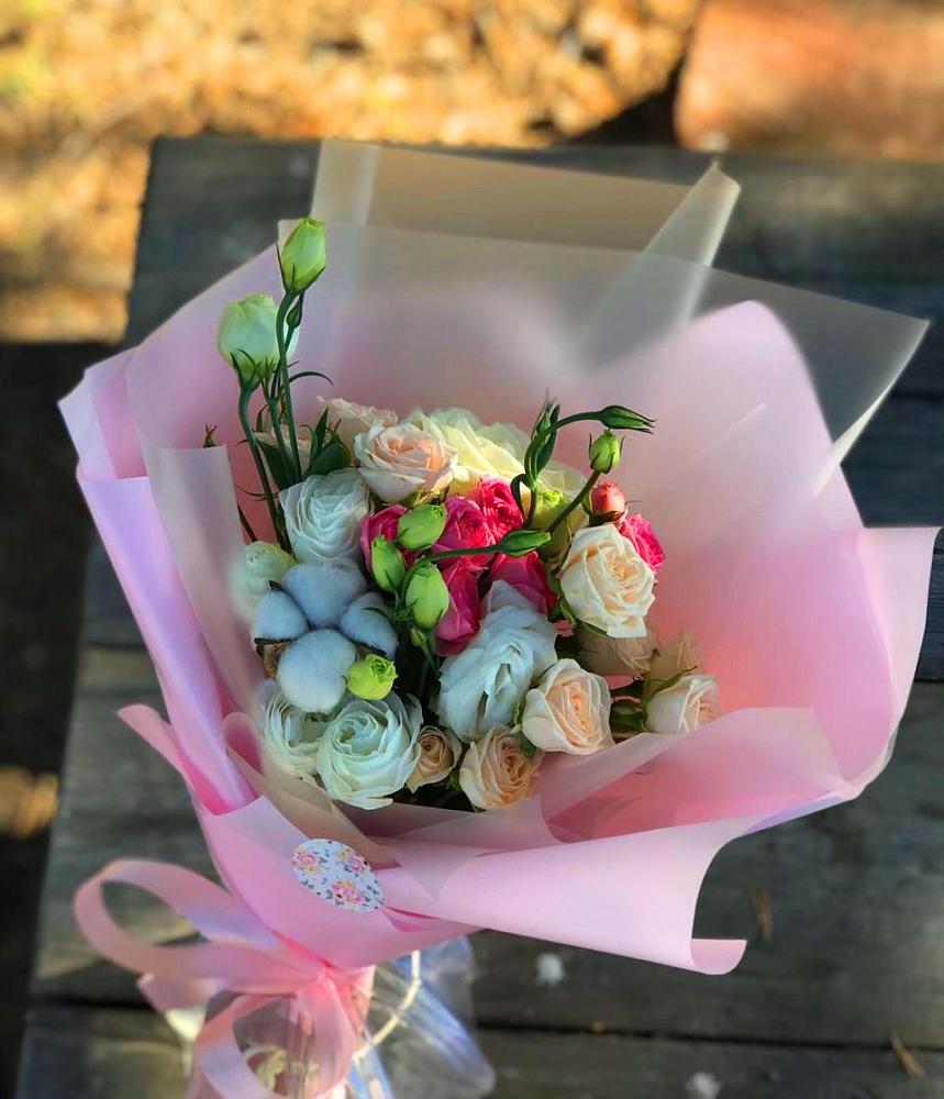 Букет цветочный коктейль в Новороссийске Букет цветов из: Розы и Лизиантусы в Новороссийске