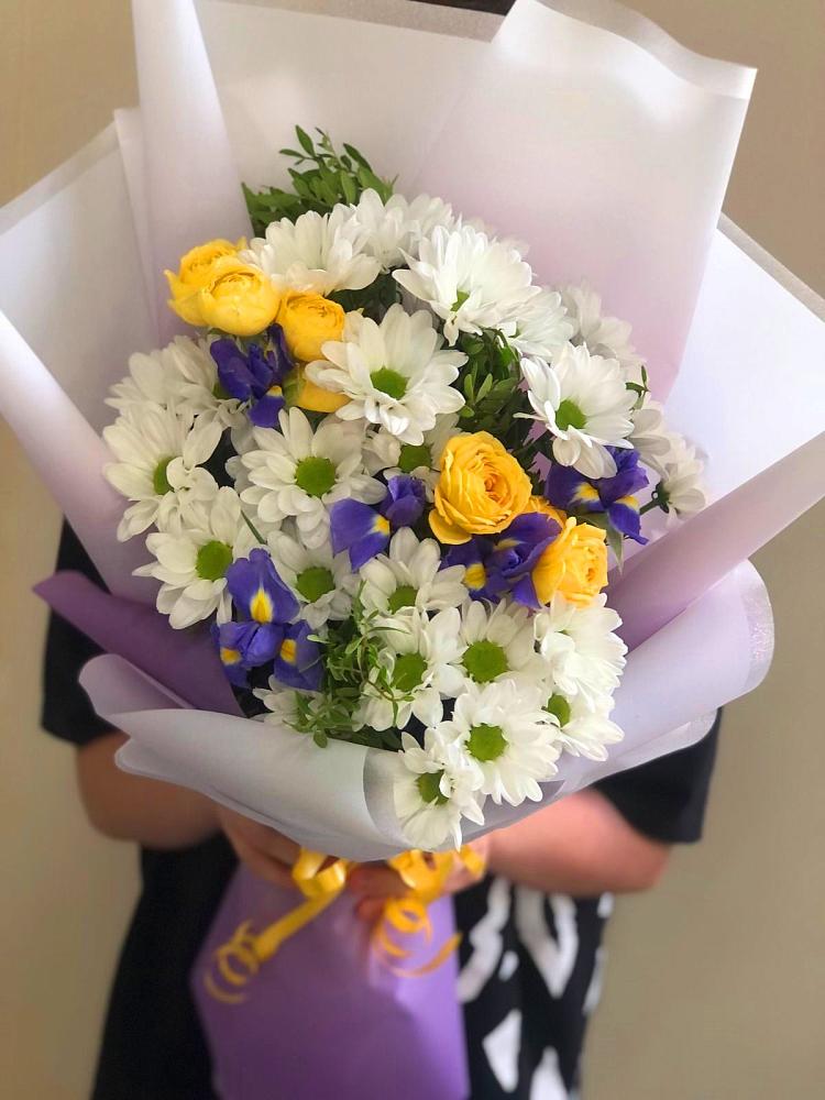 Букет цветов из: Ирисы, Хризантемы и Розы в Новороссийске