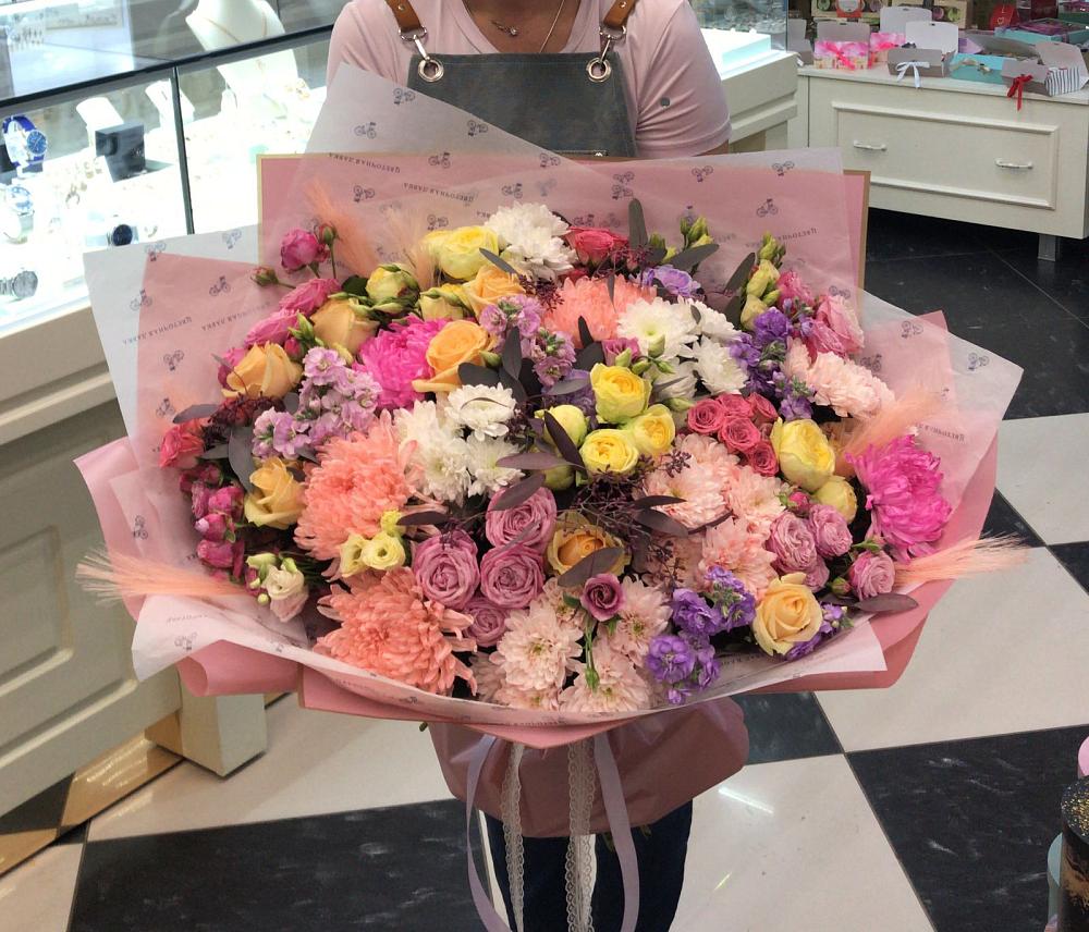 Букет нежность в Новороссийске Букет цветов из: Розы, Хризантемы и Лизиантусы в Новороссийске