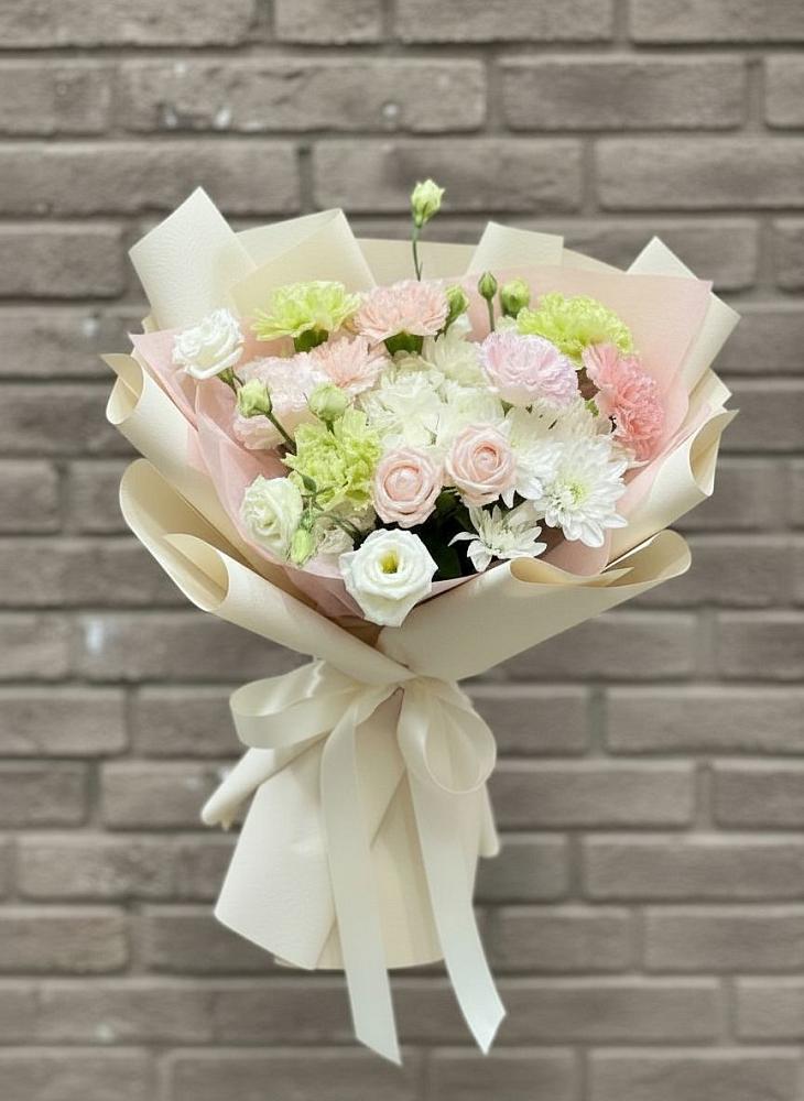 Букет Трепет мечты в Новороссийске Букет цветов из: Гвоздики, Розы, Лизиантусы и Хризантемы в Новороссийске