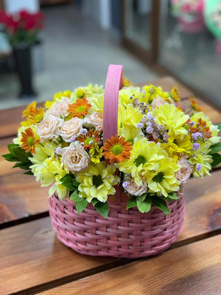 Композиция цветы лета в Новороссийске Цветочная композиция из Хризантемы и Розы в корзине в Новороссийске