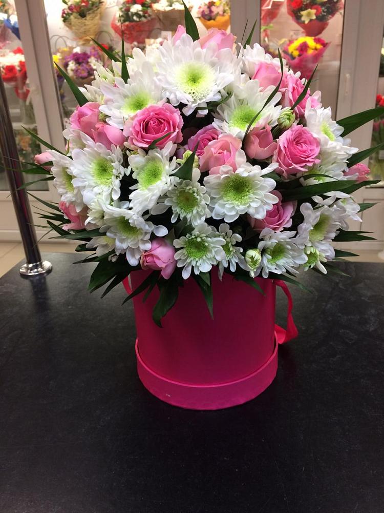 Композиция грация в Новороссийске Цветочная композиция из Розы и Хризантемы в шляпной коробке в Новороссийске