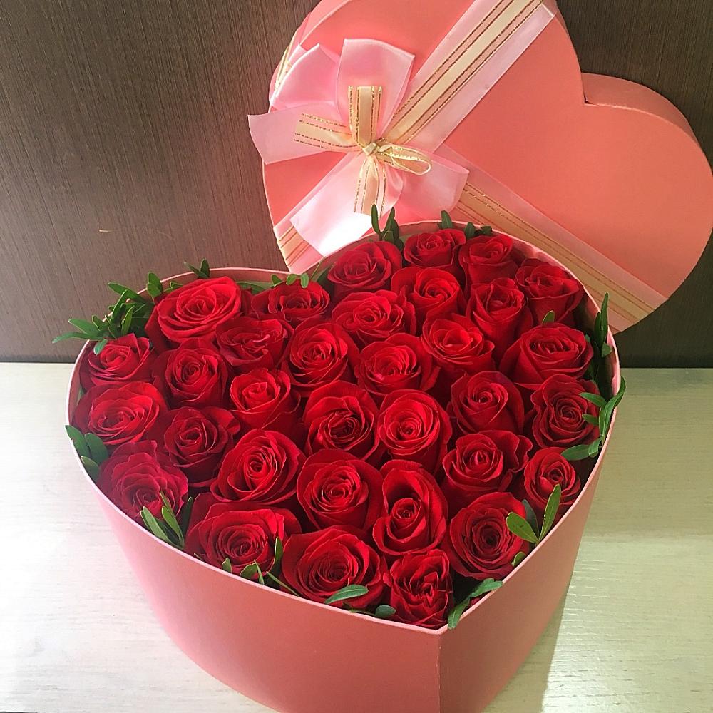 Композиция красота минимализма в Новороссийске Цветочная композиция из Розы в коробке в виде сердца в Новороссийске