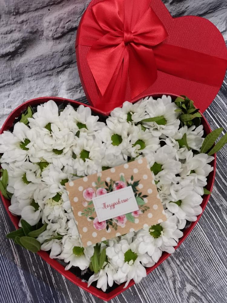 Композиция сплетение судьбы в Новороссийске Цветочная композиция из Хризантемы в виде сердца в Новороссийске