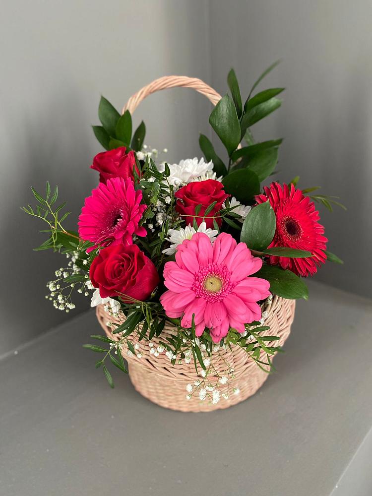 Композиция радостное событие в Новороссийске Цветочная композиция из Розы, Хризантемы и Герберы в корзине в Новороссийске