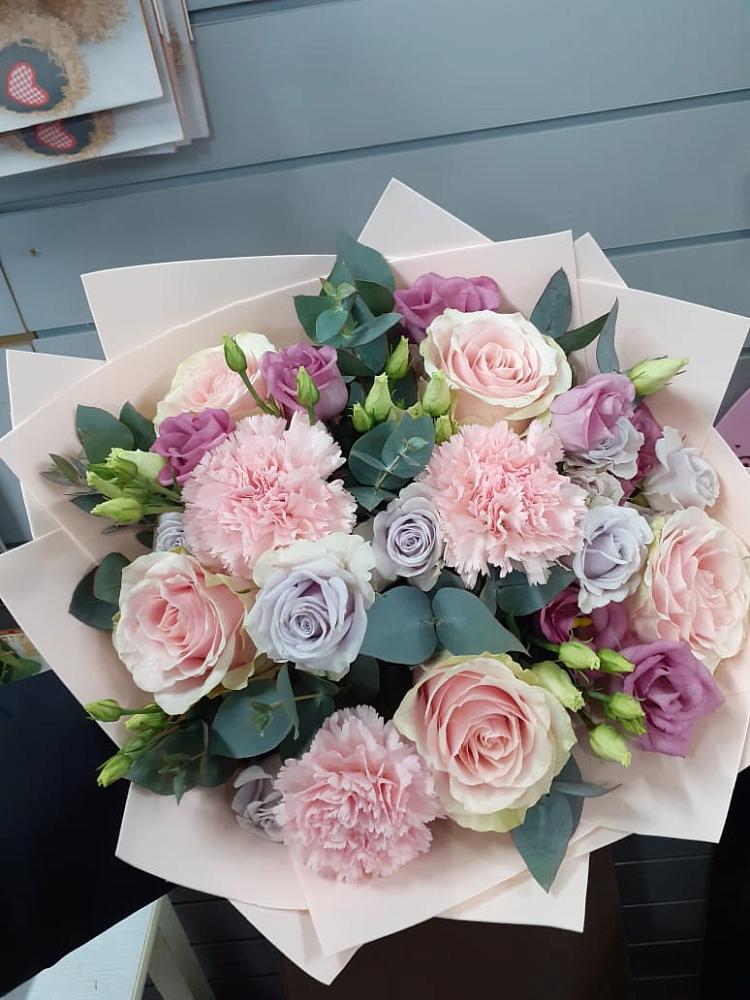 Букет обаятельный в Новороссийске Букет цветов из: Розы, Гвоздики и Лизиантусы в Новороссийске