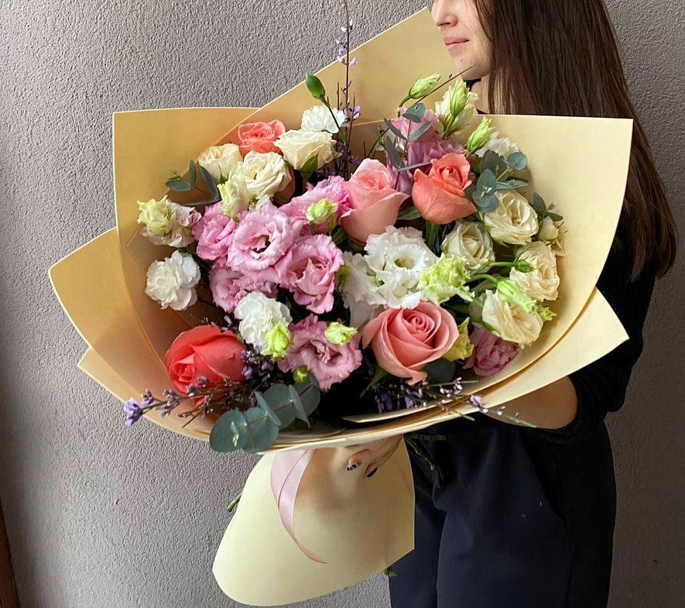 Букет далекие берега в Новороссийске Букет цветов из: Розы, Лизиантусы и Гвоздики в Новороссийске