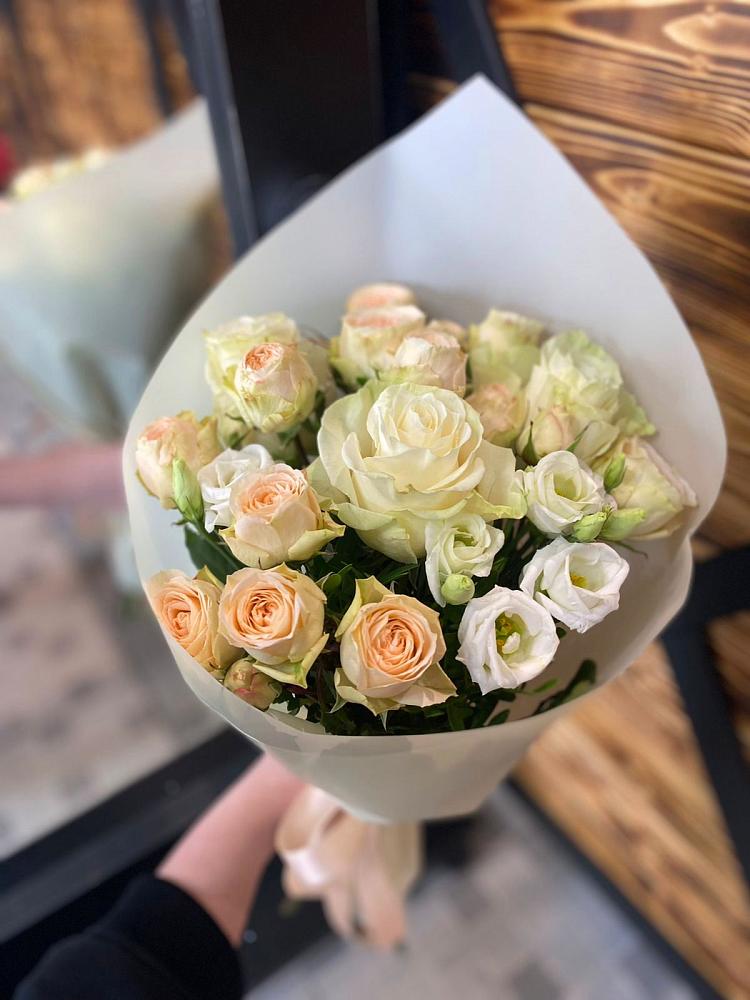 Букет Летний бриз в Новороссийске Букет цветов из: Розы и Лизиантусы в Новороссийске