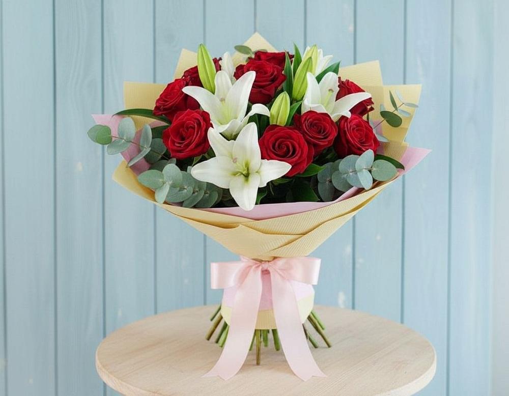 Букет Элегантная гармония в Новороссийске Букет цветов из: Лилии и Розы в Новороссийске